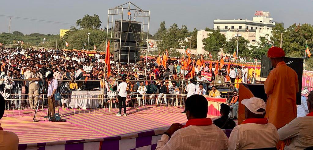 गुजरात में तीसरे दिन उत्तर प्रदेश के मुख्यमंत्री ने वारछा रोड विधानसभा क्षेत्र में किया विशाल रोड शो&nbsp;