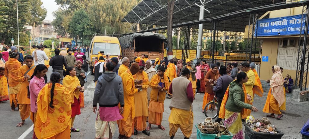 शान्तिकुंज हरिद्वार में चला महा श्रमदान अभियान, गायत्री तीर्थ परिसर को किया स्वच्छ