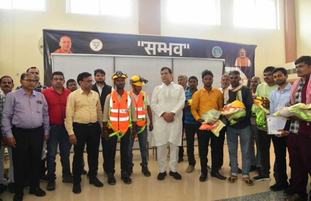 विद्युत कर्मियों को मिले सुरक्षा उपकरण — नगर विकास एवं ऊर्जा मंत्री ए.के. शर्मा ने कहा, सुरक्षा और सेवा दोनों हैं सर्वोच्च प्राथमिकता