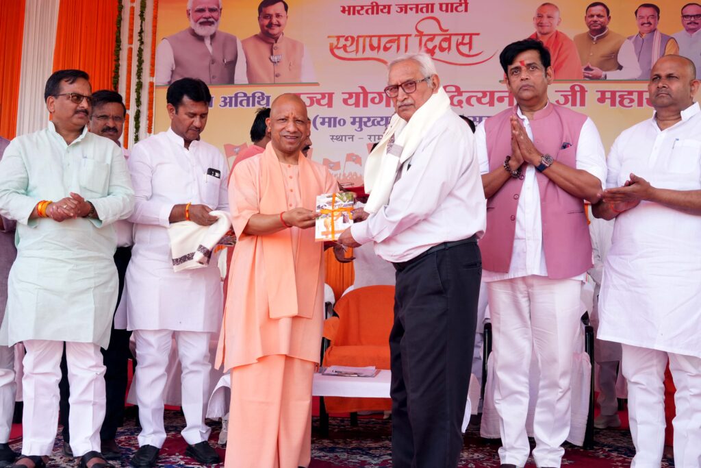 “राष्ट्र प्रथम” के उद्घोष से गोरखपुर हुआ गुंजायमान: मुख्यमंत्री योगी आदित्यनाथ ने भाजपा स्थापना दिवस पर इतिहास, विचार और भविष्य का विराट खाका रखा