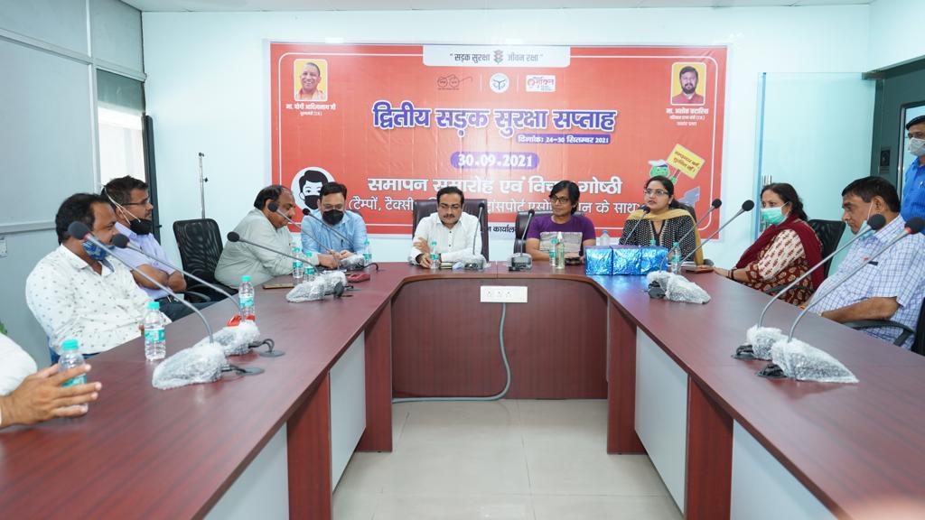 जन जागरूकता अभियान व द्वितीय सड़क सुरक्षा सप्ताह के समापन पर प्रतिभागी पुरस्कृत