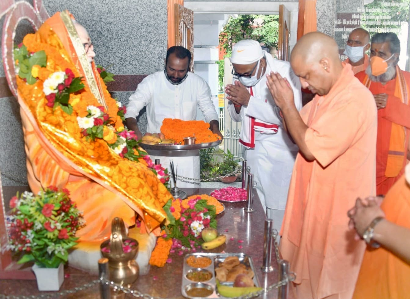 महन्त अवेद्यनाथ जी महाराज के आदर्शाें, विराट व्यक्तित्व व कृतित्व से प्रेरणा मिलती है: सी एम योगी