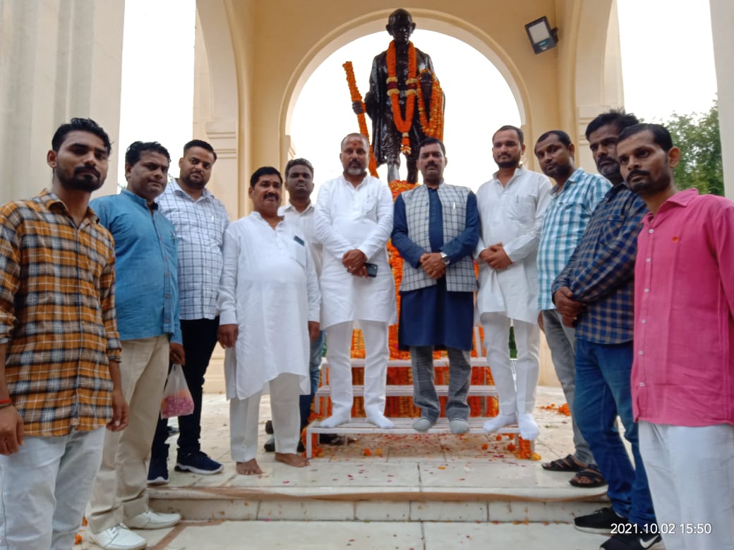 2 अक्टूबर के अवसर पर भारतीय उद्योग किसान व्यापार मंडल ने लखनऊ हजरतगंज स्थित गांधी जी की प्रतिमा पर जाकर अपनी श्रद्धांजलि अर्पित करी व स्वर्गीय लाल बहादुर शास्त्री जी को याद किया