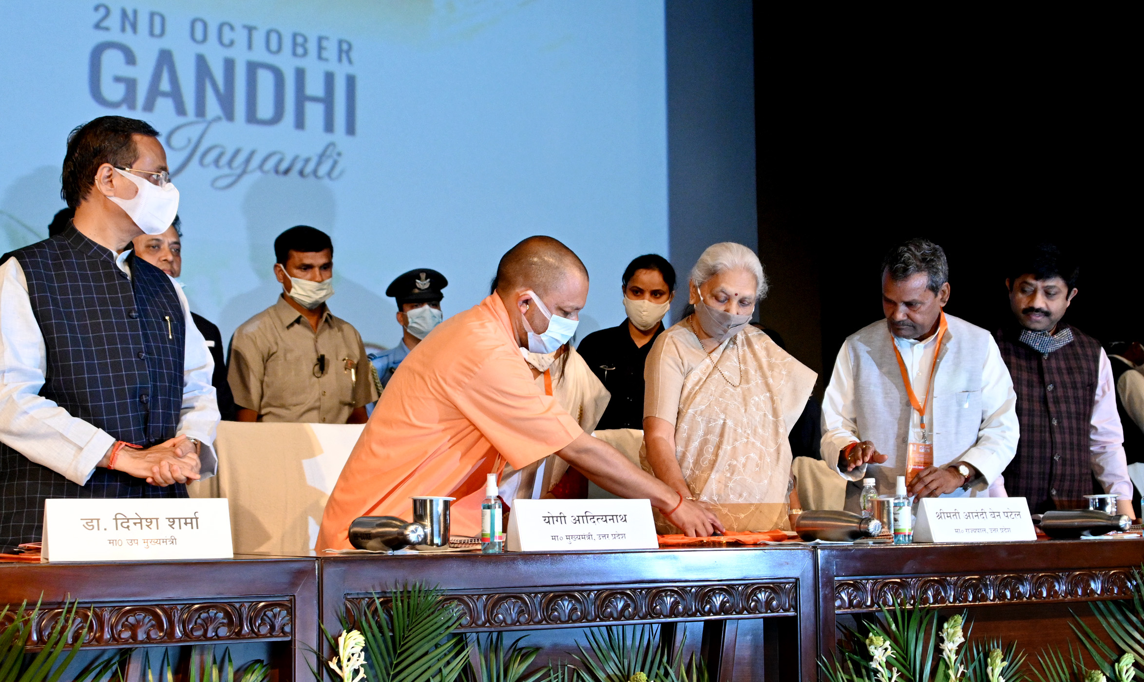 सीएम योगी पूर्व दशम एवं दशमोत्तर छात्रवृत्ति योजना के अन्तर्गत 1,51,215 छात्र-छात्राओं के बैंक खातों में 177.35 करोड़ का आनलाइन अन्तरण करते हुए छात्रवृत्ति वितरण कार्य का शुभारम्भ किया