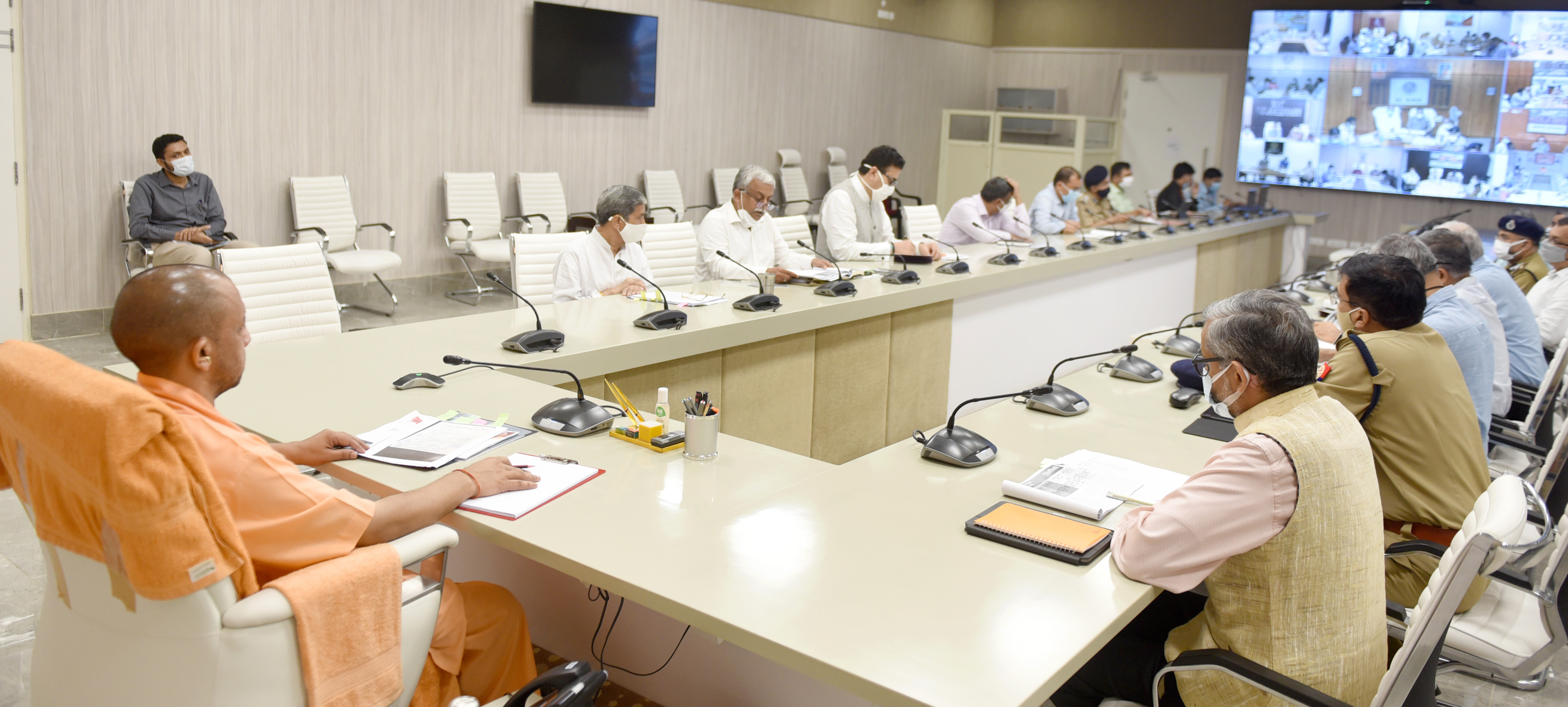 मुख्यमंत्री ने जनसुनवाई (IGRS) व ‘1076 सी0एम0 हेल्पलाइन’ के सम्बन्ध में वीडियो कॉन्फ्रेन्सिंग की,