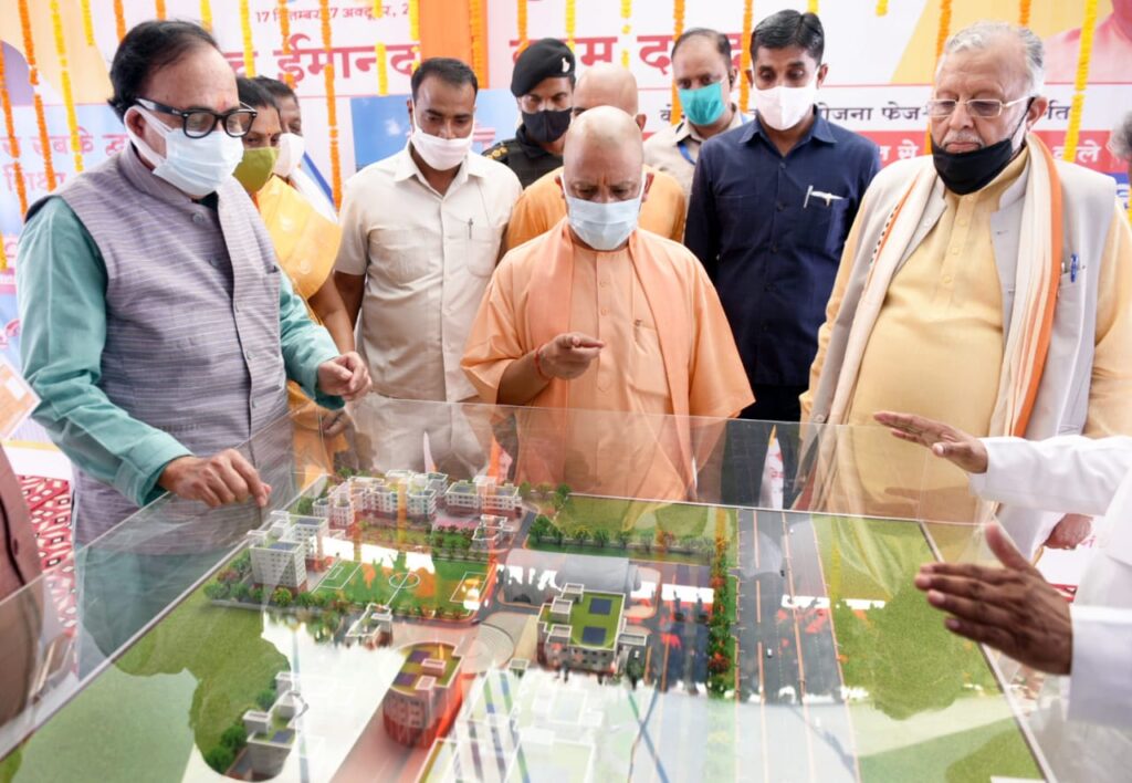 मुख्यमंत्री ने जनपद चन्दौली में लगभग 800 करोड़ की विकास परियोजनाओं का लोकार्पण एवं शिलान्यास किया