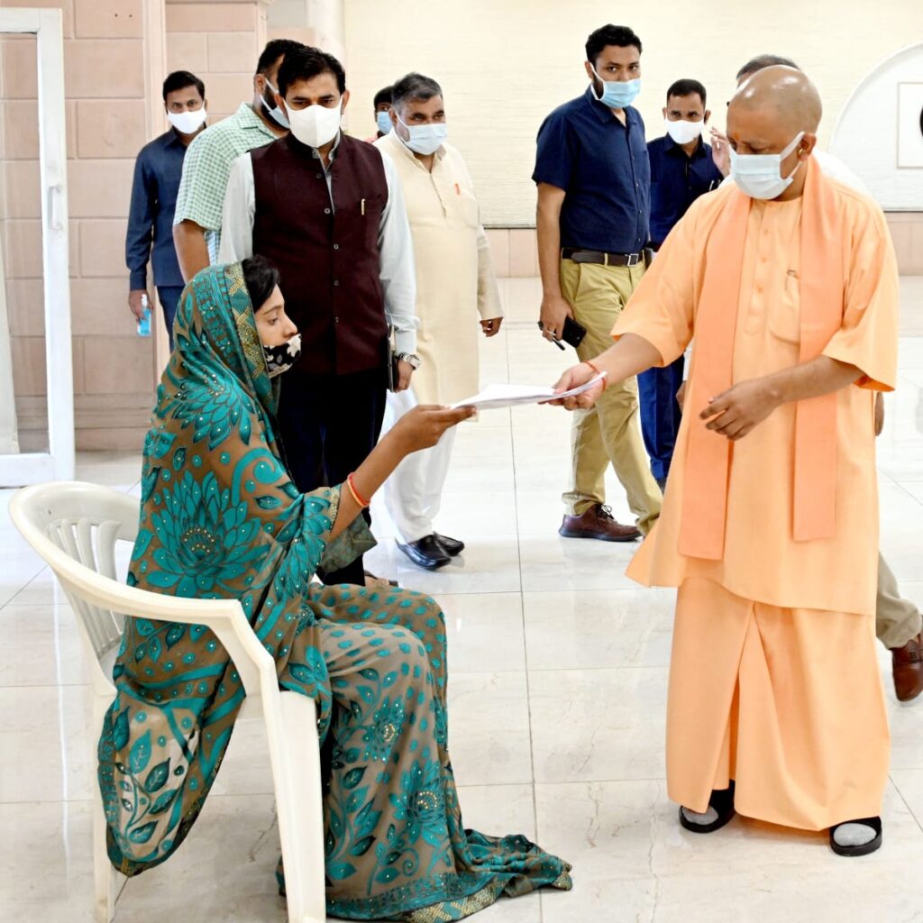 सीएम योगी ने जनता दर्शन में फरियादियों की समस्याओं सुनते हुए अधिकारियों को दिये निर्देश