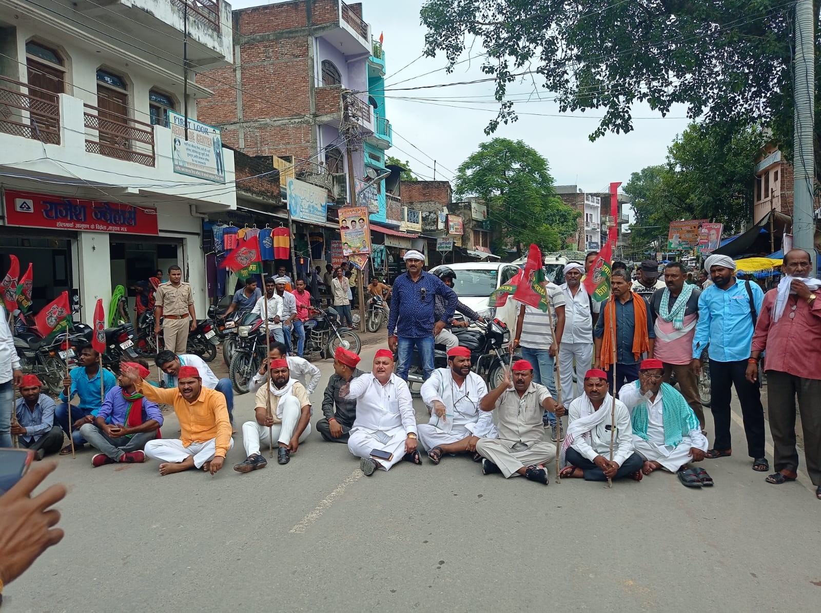 पूर्व विधायक उमेश चंद्र पाण्डेय ने सपा कार्यकर्ताओं के साथ सड़क जाम कर सरकार के खिलाफ जमकर की नारेबाजी