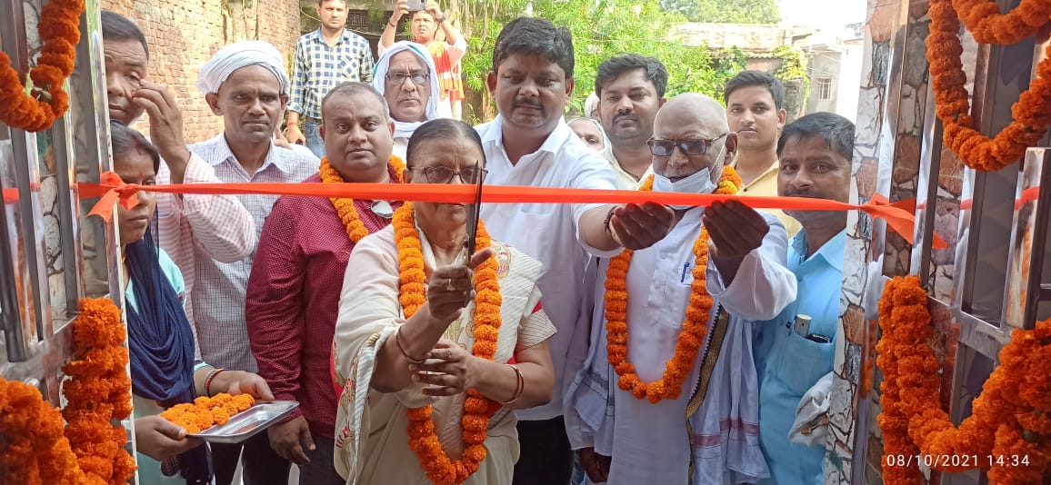 मधुबन के वार्ड नं 15 में अध्यापिका सरोज दीक्षित ने डीलक्स शौचालय का फीता काटकर किया शुभारंभ।