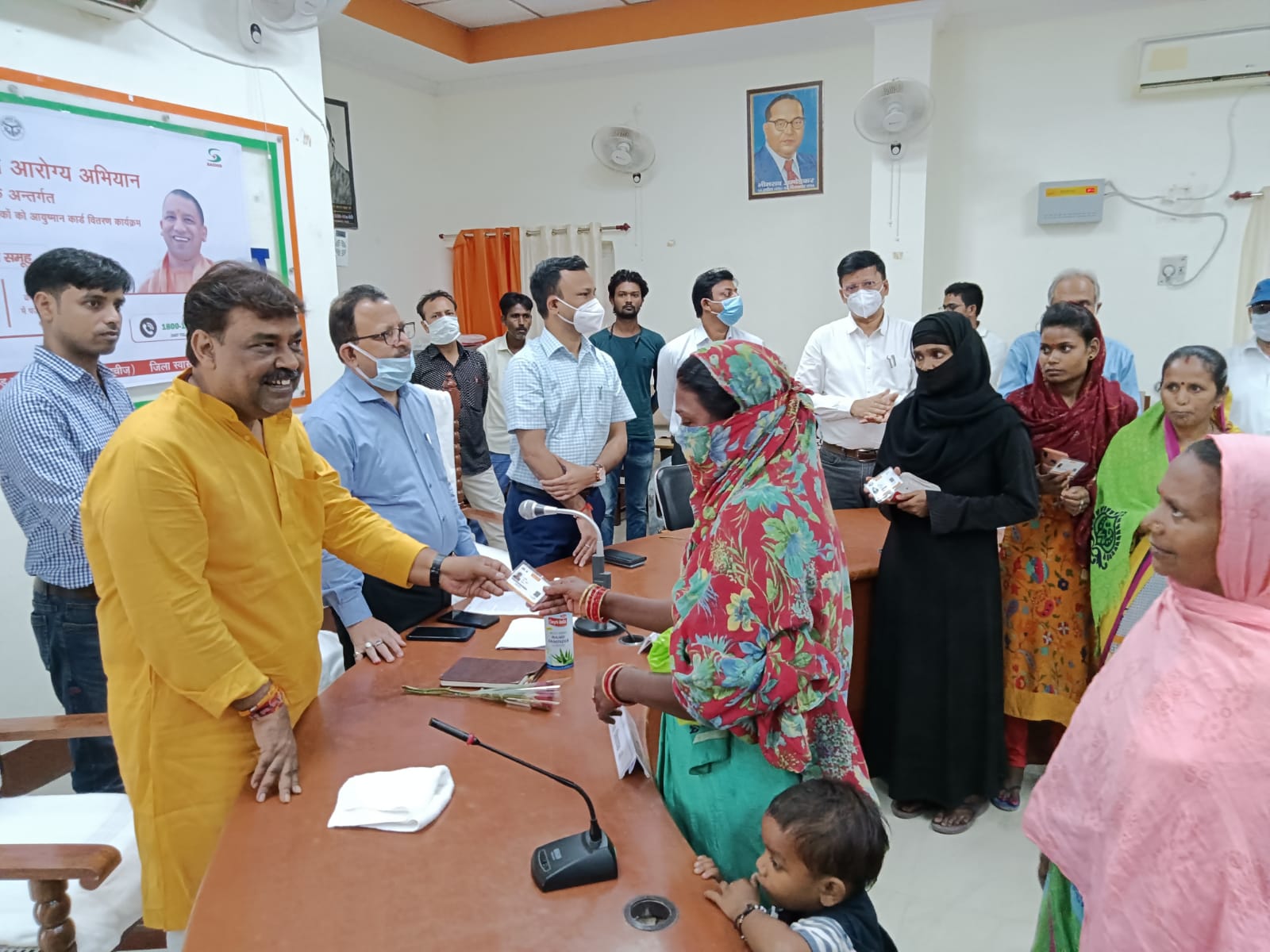 जनपद में किया गया 54 राशन कार्ड धारकों को आयुष्मान कार्ड वितिरित किया गया