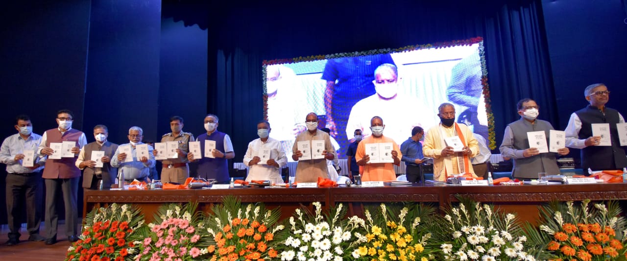 आई0आई0टी0 कानपुर में सीएम योगी ने अपने ही सरकार का किया मूल्यांकन