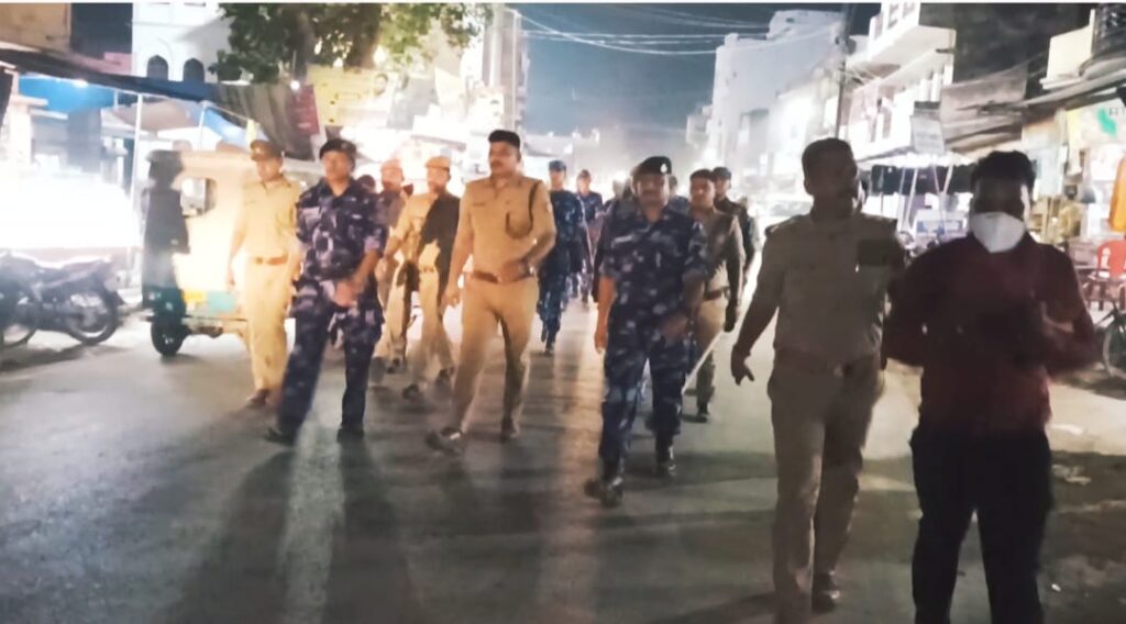 नवरात्र पर्व को लेकर पुलिस व फोर्स के जवानों ने मधुबन में निकाला फ्लैग मार्च