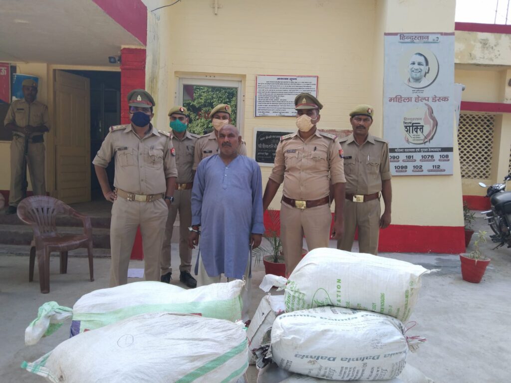 ट्रक में लदा (लगभग 18 लाख रूपये कीमती) 01 कुन्तल 83 किलो अवैध गांजा बरामद, एक तश्कर गिरफ्तार