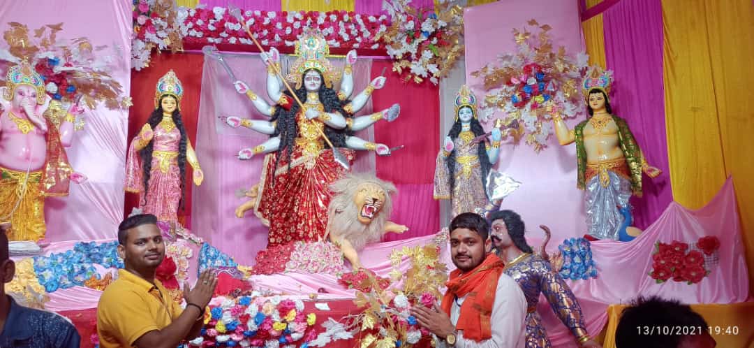 नवरात्रि में माता की सजीव प्रतिमाएं देख लोग हैरान,लगता है माता खुद पंडाल में हैं विराजित हैं