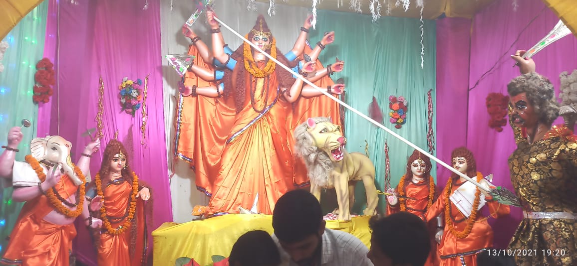शहीद दुर्गा पूजा समिति के पंडाल में माँ का दिखा अनुपम दृश्य,भक्तों ने किए दर्शन।