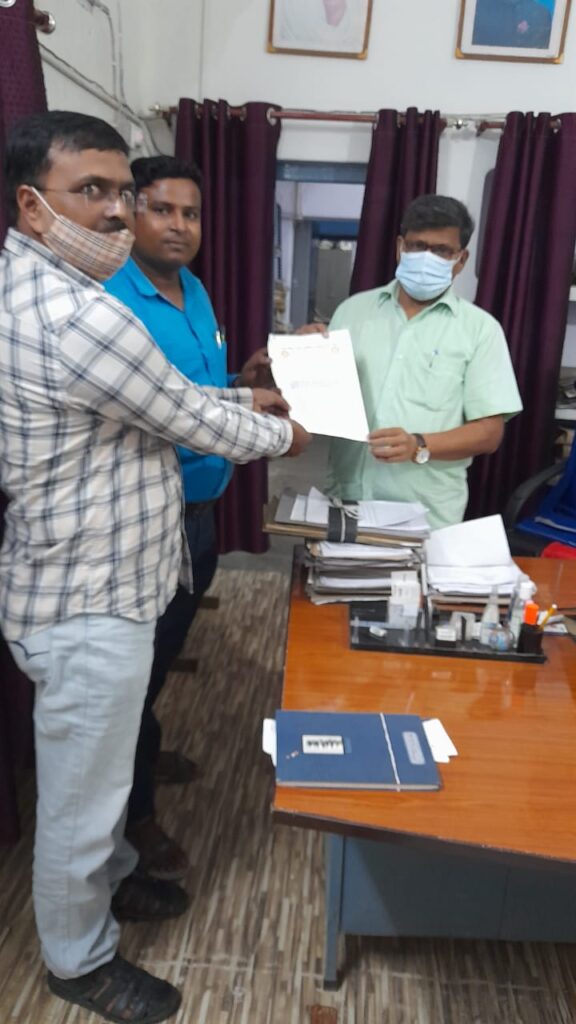 राज्य विद्युत परिषद प्राविधिक कर्मचारी संघ ने अपनी मांगों को लेकर अधिक्षण अभियंता एस. के. सरोज को सौंपा ज्ञापन