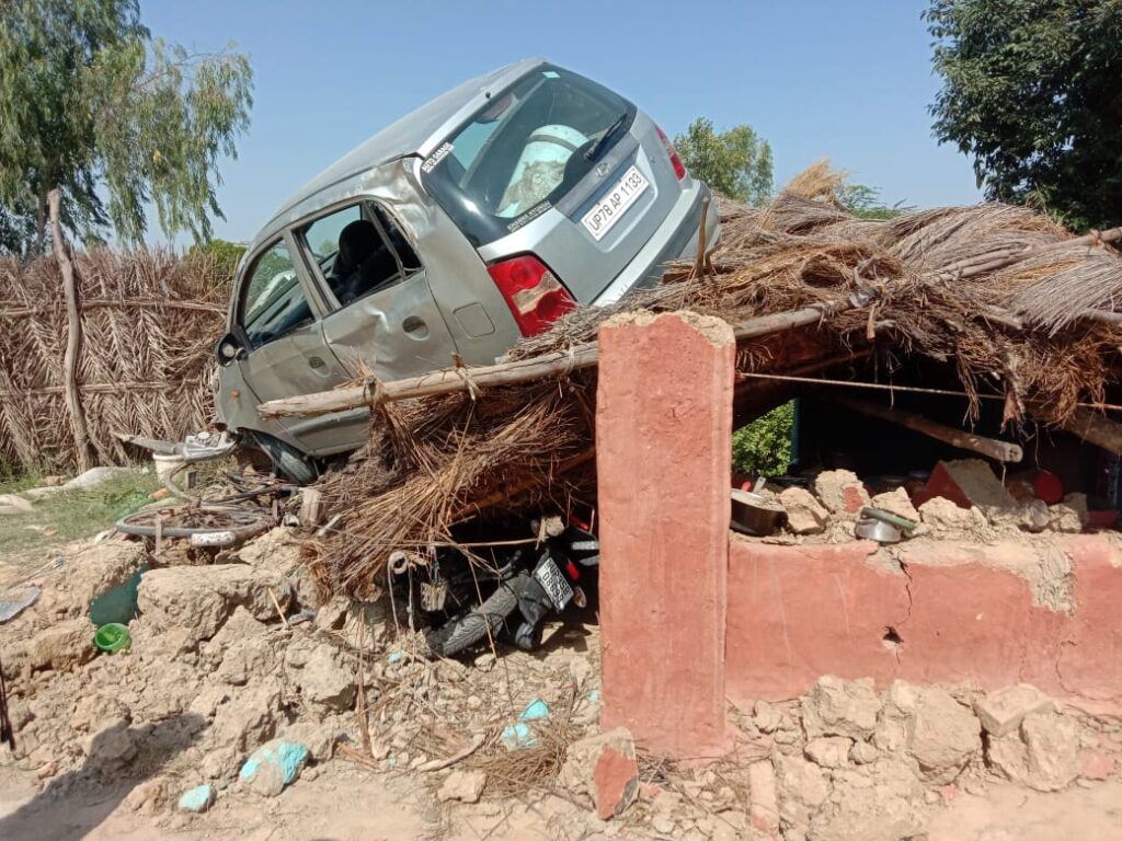 तेज रफ्तार से अनियंत्रित होकर गिरी कार से दो लोग बाल- बाल बचें