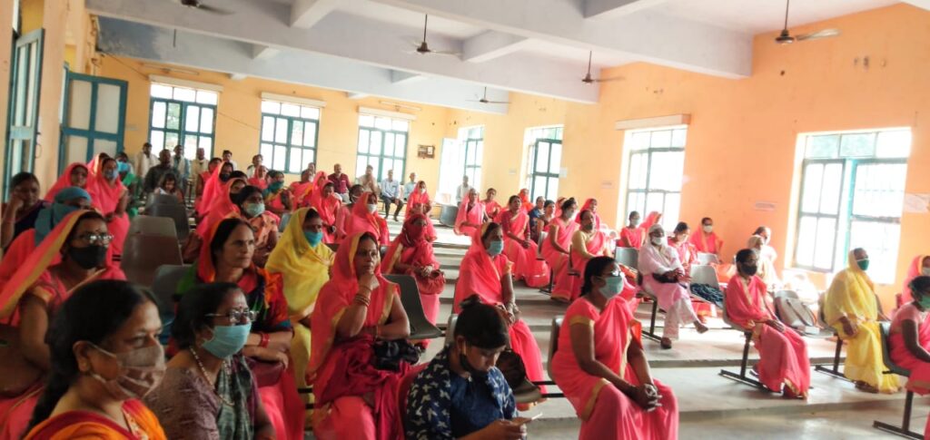 बांगरमऊ विधायक श्रीकांत कटियार नेआँगनबाड़ी कार्यकत्रियों को स्मार्टफोन वितरित किया