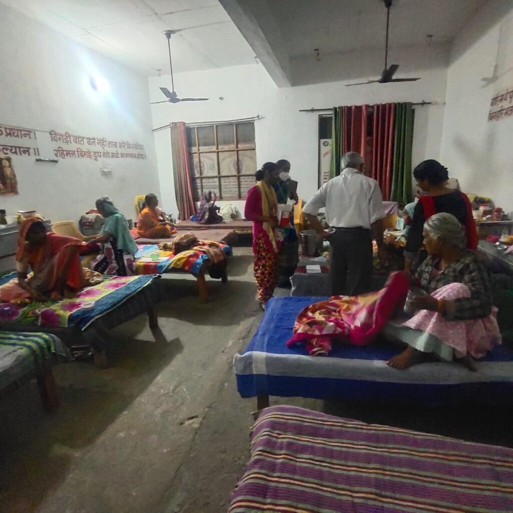 वृद्धाश्रम एक व्यवस्था है आत्मीयता नही - रीना त्रिपाठी