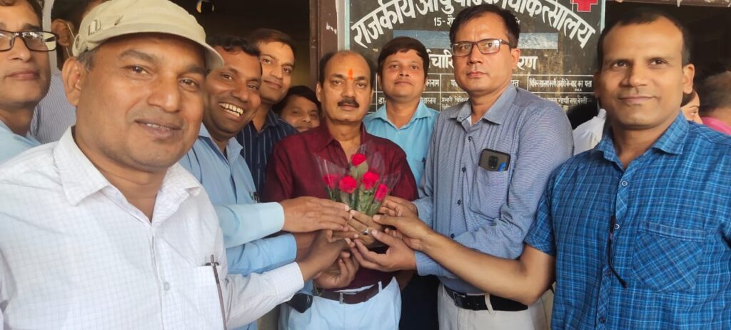 डॉ वीके श्रीवास्तव क्षेत्रीय आयुर्वेदिक एवं यूनानी अधिकारी ने किया पदभार ग्रहण