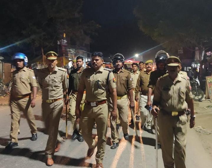 त्योहारों को देखते हुए प्रशासन सख्त , क्षेत्राधिकारी मधुबन नें किया कस्बे में पैदल गश्त , जनता को दिलाया भरोसा