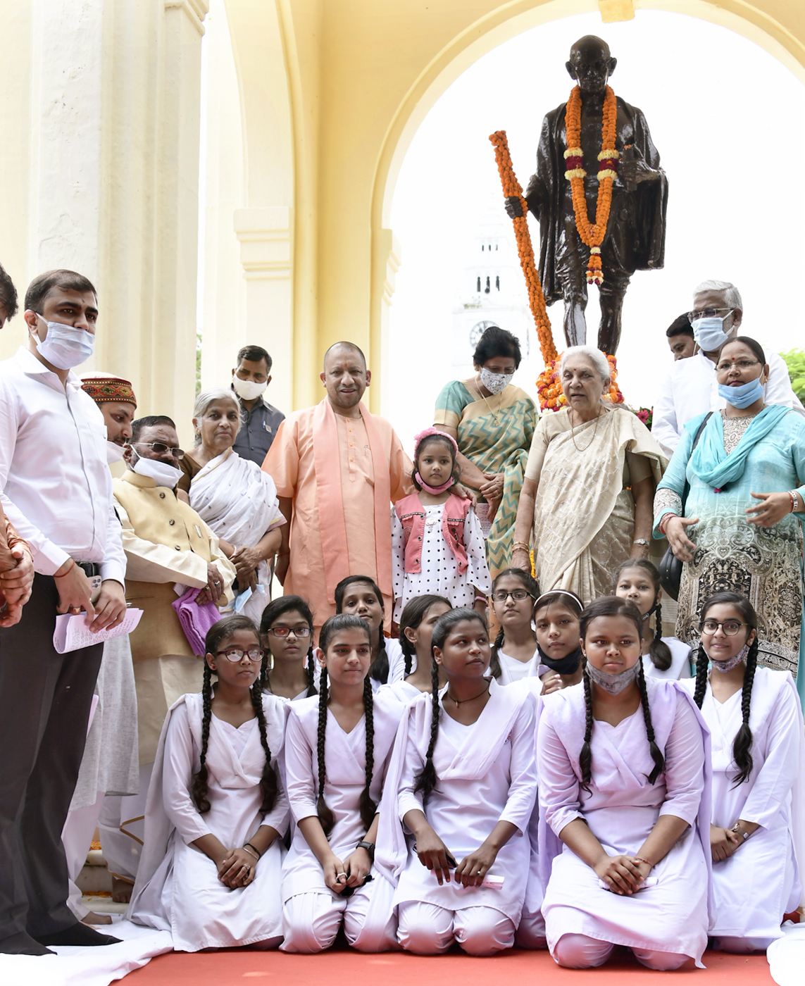 राज्यपाल और मुख्यमंत्री ने राष्ट्रपिता महात्मा गांधी की प्रतिमा पर पुष्पांजलि अर्पित की