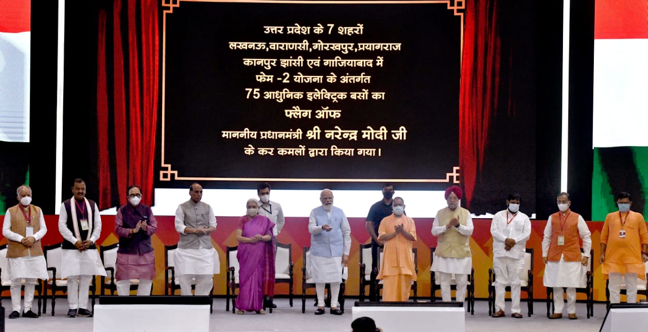 प्रधानमंत्री नरेन्द्र मोदी ने लखनऊ में आजादी@75 एक्सपो का किया दौरा, PMAY-U के 75000 लाभार्थियों को सौंपी डिजिटल रूप से चाभी |