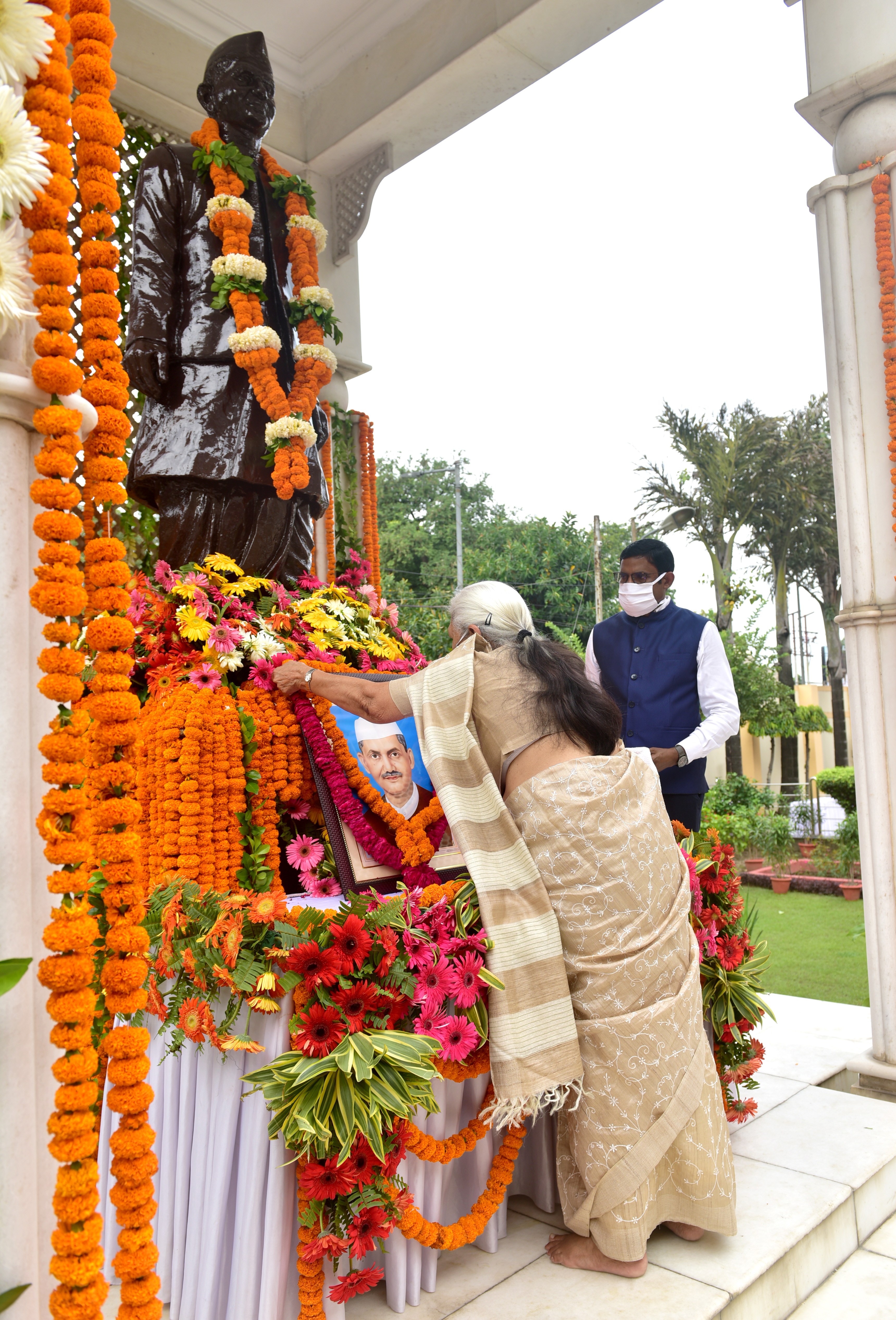 राज्यपाल और मुख्यमंत्री ने पूर्व प्रधानमंत्री स्व0 श्री लाल बहादुर शास्त्री की जयंती पर शास्त्री भवन में उनकी प्रतिमा के समक्ष उनके चित्र पर माल्यार्पण कर श्रद्धांजलि दी