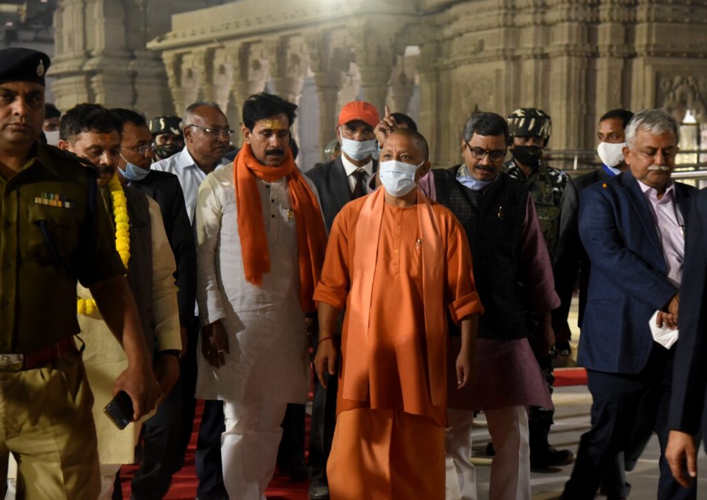 मुख्यमंत्री ने जनपद वाराणसी में श्री काशी विश्वनाथ मन्दिर में विधिवत दर्शन-पूजन किया