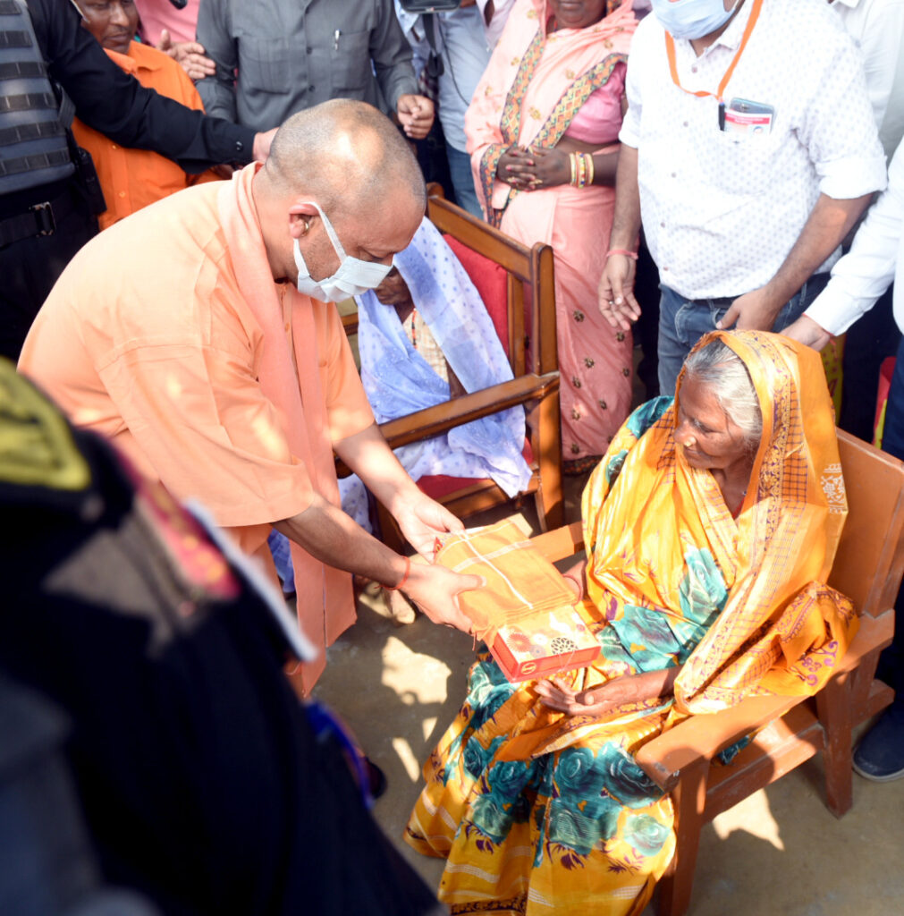 मुख्यमंत्री ने जनपद गोरखपुर के वनटांगिया गाँव मे मनाया दीपावली