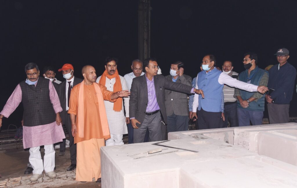 मुख्यमंत्री ने प्रातः काल सीर गोवर्धन स्थित संत रविदास मंदिर में दर्शन पूजन किया