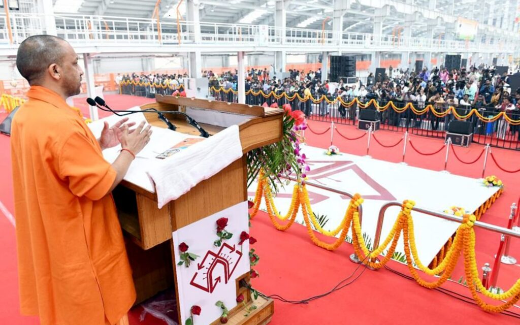 ट्रैक पर दौड़ पड़ी कानपुर मेट्रो, सीएम योगी ने हरी झंडी दिखा कर किया कानपुर मेट्रो के ट्रायल रन का शुभारंभ