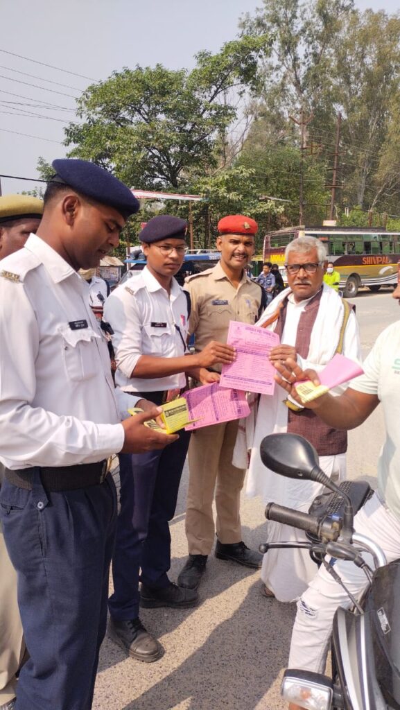 जागरूकता अभियान में बताये गये यातायात के नियम