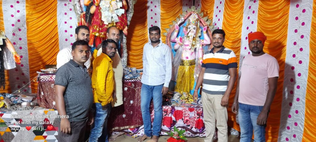 हिंदू युवा वाहिनी के समस्त पदाधिकारियों ने असहाय गरीब परिवारों के बीच वितरित किया पटाखे और मिठाई।