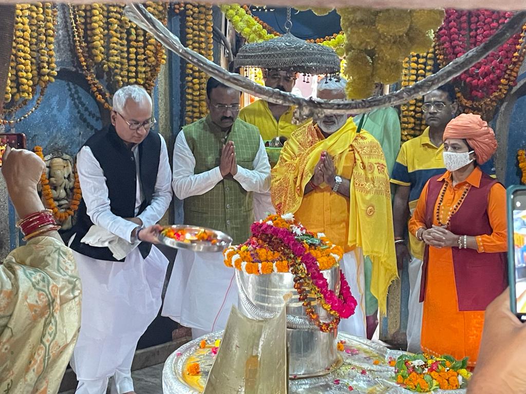 मनकामेश्वर में दर्शन करने पहुंचे विधायक डॉ नीरज बोरा