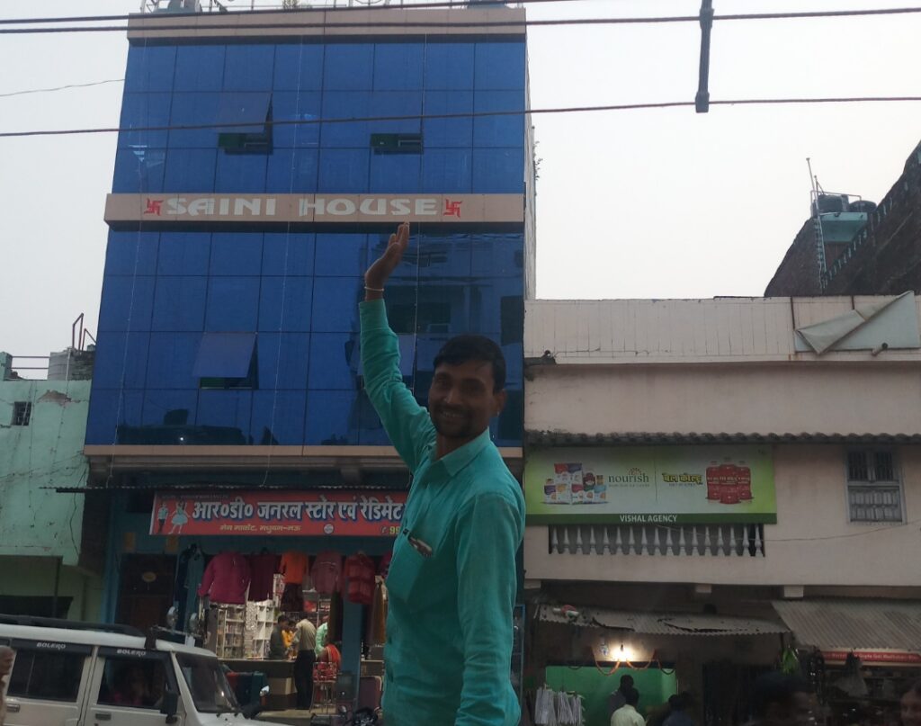 बिजली के लटकते तार दे रहे दुर्घटना को दावत