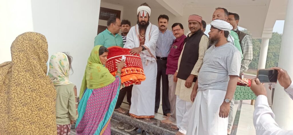 समाजसेवी कमालुद्दीन उस्मानी ने अपने आवास पर 500 गरीब परिवारों को वितरित किया कंबल,मुख्य अतिथि रहे महंत सुरजीत दास