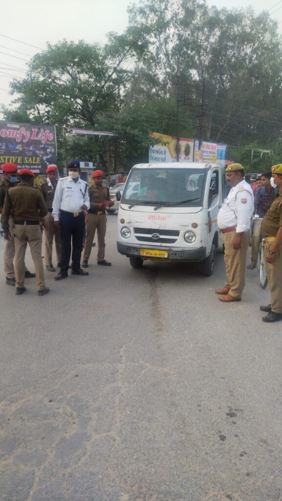 यातायात विभाग मऊ नें दिया यातायात नियमों की जानकारी , शहर के विभिन्न स्थानों पर की गयी सघन चेकिंग