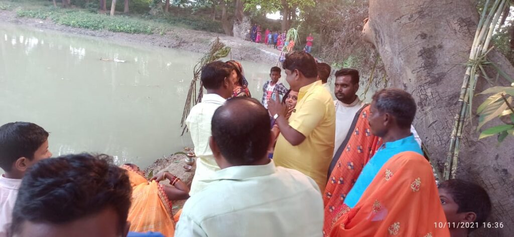 मधुबन में घाटों पर डाला छठ पर्व पर दिखा अद्भुत एवं मनोरम दृश्य