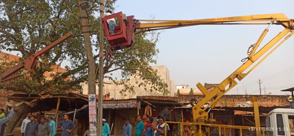 जर्जर हुआ खंभा मौत को दे रहा था दावत।