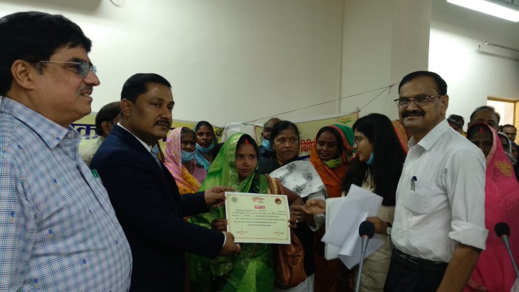 कुंवर मित्रेश सिंह कुशवाहा सचिव जिला विधिक सेवा प्राधिकरण मऊ की अध्यक्षता में जन कल्याणकारी योजना की बैठक सम्पन्न