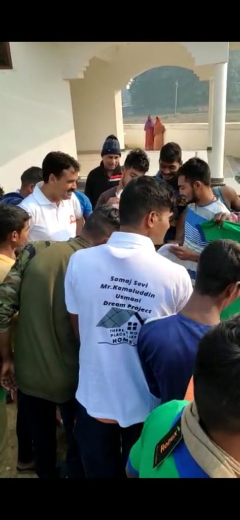 समाजसेवी कमालुद्दीन उस्मानी ने नौजवान धावकों को पहनाया टी-शर्ट