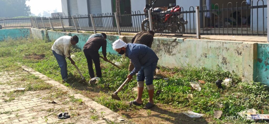 आगामी मधुबन-महोत्सव की तैयारी में जुटे सफाई कर्मी