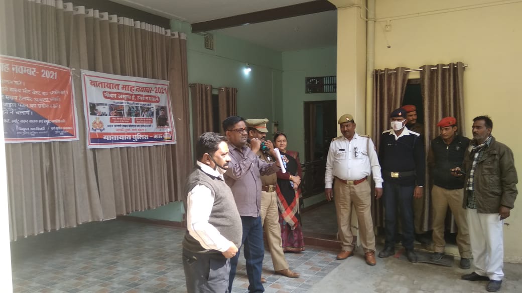 यातायात माह नवम्बर -2021डानवास्को स्कूल मऊ के छात्र छात्राओं को दी गयी यातायात नियमों की जानकारी