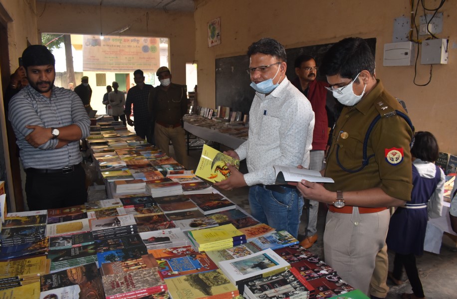 पुस्तक मेले के मंच पर ज्ञान की गंगा प्रवाहित हुई - जिलाधिकारी