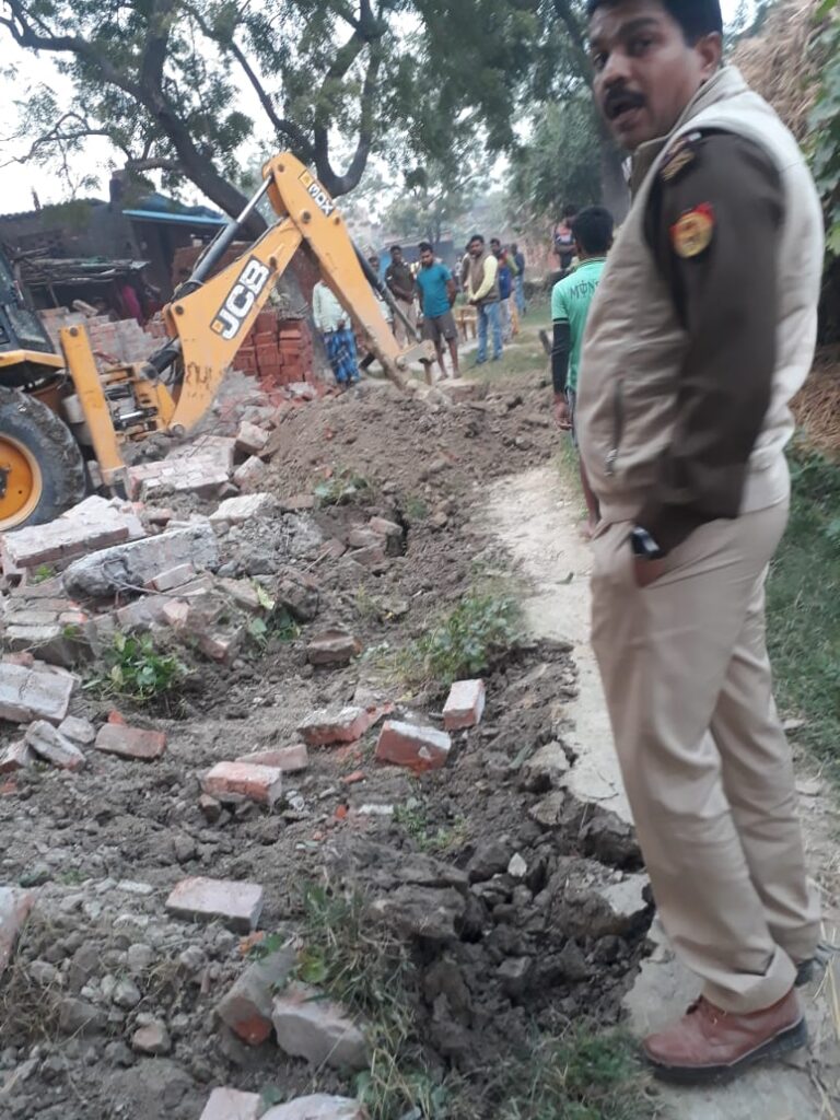 समाधान दिवस में जिलाधिकारी मऊ का दिखा कड़ा रुख जनता के हित में अवैध निर्माण पर चलवाया बुलडोजर