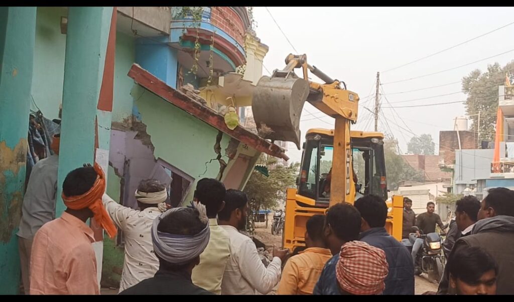 अवैध अतिक्रमण पर चला प्रशासनिक बुलडोजर
