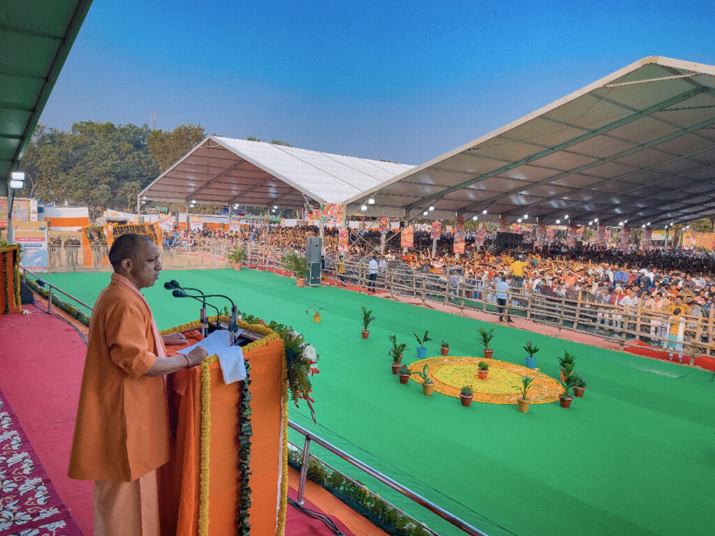 मुख्यमंत्री ने जनपद चन्दौली में 27 परियोजनाओं का लोकार्पण एवं शिलान्यास किया