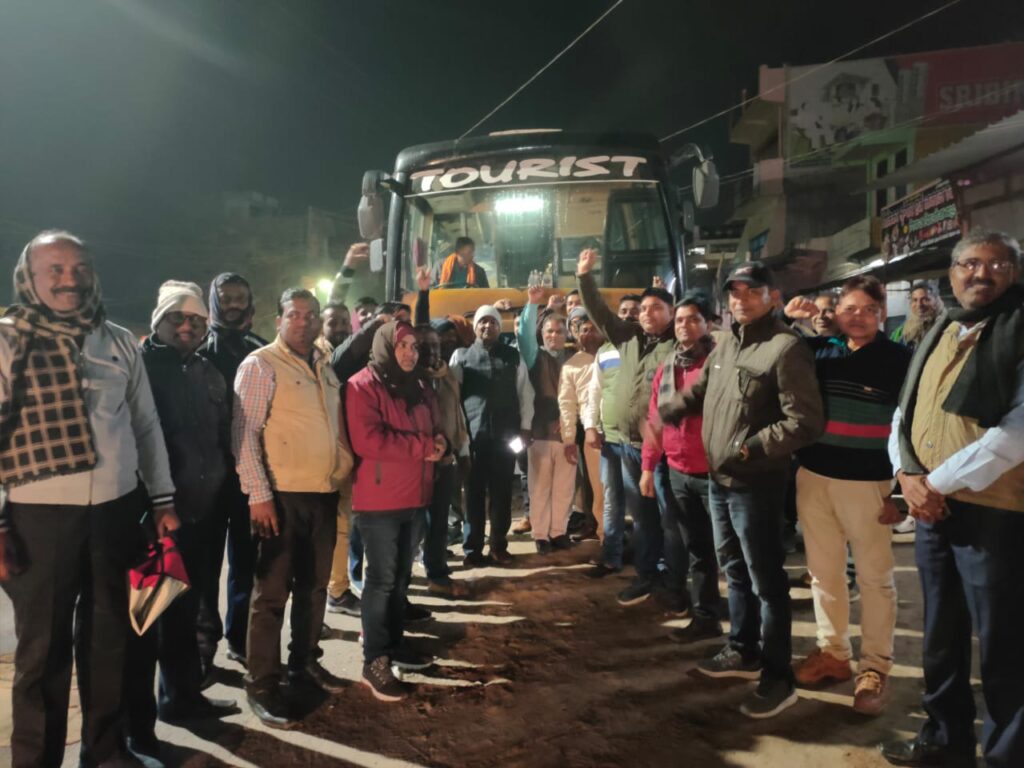 पुरानी पेंशन सहित 21 सूत्रीय मांगों हेतु लखनऊ रवाना,उत्तर प्रदेशीय प्राथमिक शिक्षक संघ