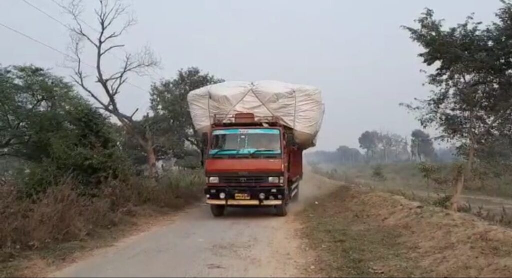 सड़कों पर बेपरवाह होकर फर्राटा भर दौड़ती भूसी गाड़ी